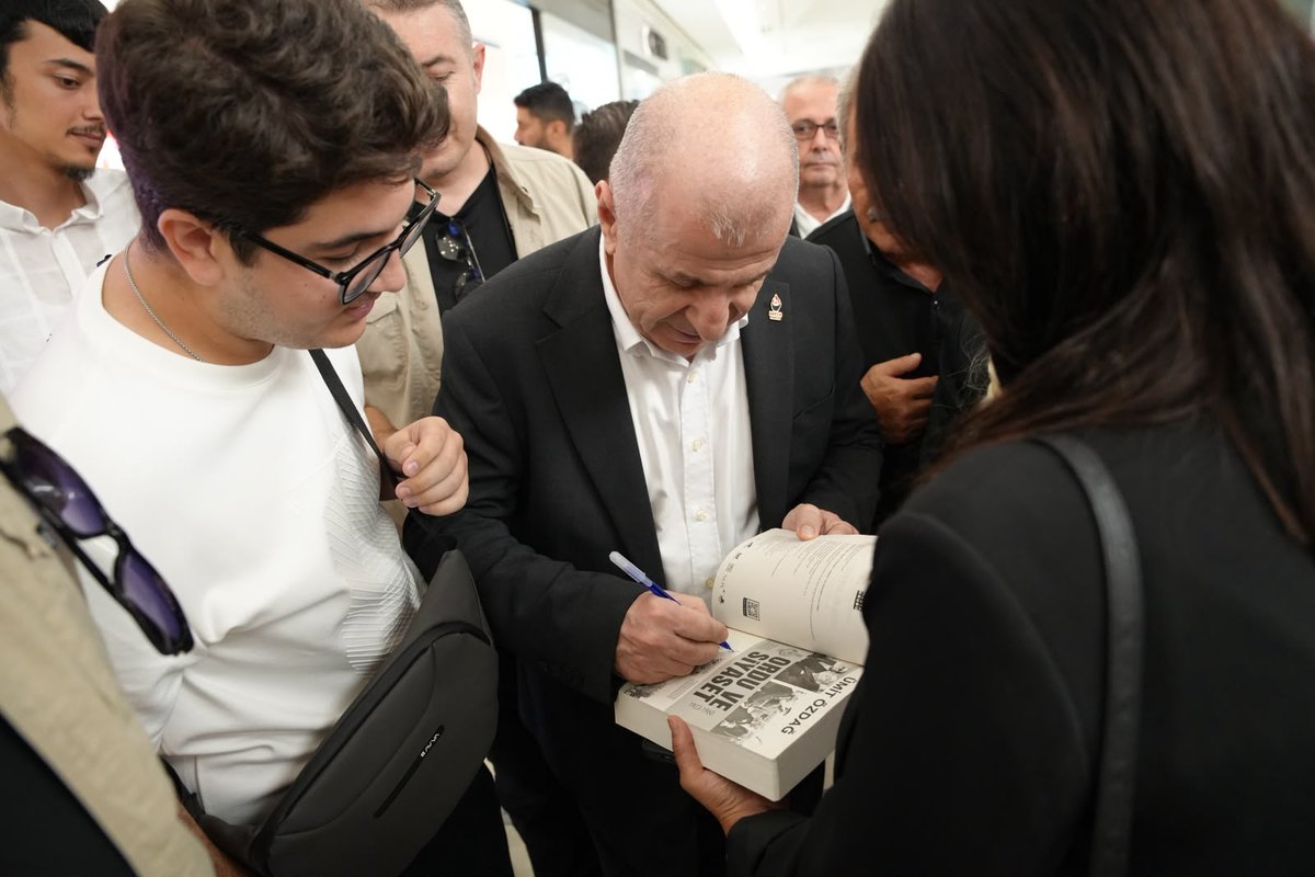 zaferpartisi's tweet photo. Genel Başkanımız Prof. Dr. Ümit Özdağ, parti heyetimiz, Hatay İl Başkanımız Serhat Tabanca ve İskenderun İlçe Başkanımız Deniz Kaya ile birlikte İskenderun Primemall AVM’yi ziyaret etti.

Ziyaret kapsamında esnafımız ve vatandaşlarımızla bir araya gelen Genel Başkanımız, vatandaşlarımızın sorunlarını ve taleplerini dinledi. Vatandaşlarımızla sohbet ederek bol bol hatıra fotoğrafı çektirdi.

İskenderun Primemall AVM’de bizleri ilgi ve samimiyetle karşılayan tüm vatandaşlarımıza teşekkür ederiz.