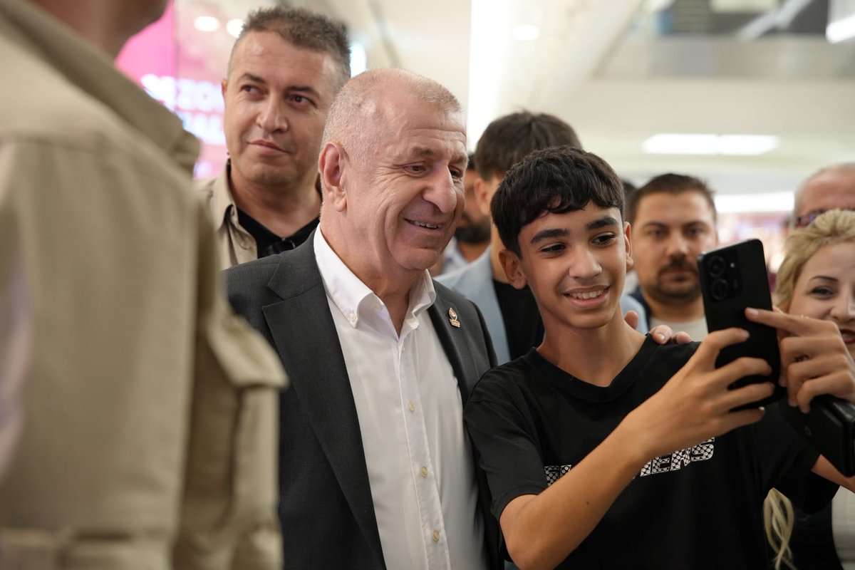 zaferpartisi's tweet photo. Genel Başkanımız Prof. Dr. Ümit Özdağ, parti heyetimiz, Hatay İl Başkanımız Serhat Tabanca ve İskenderun İlçe Başkanımız Deniz Kaya ile birlikte İskenderun Primemall AVM’yi ziyaret etti.

Ziyaret kapsamında esnafımız ve vatandaşlarımızla bir araya gelen Genel Başkanımız, vatandaşlarımızın sorunlarını ve taleplerini dinledi. Vatandaşlarımızla sohbet ederek bol bol hatıra fotoğrafı çektirdi.

İskenderun Primemall AVM’de bizleri ilgi ve samimiyetle karşılayan tüm vatandaşlarımıza teşekkür ederiz.