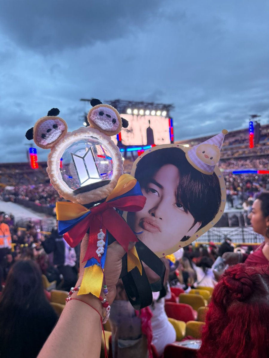 PJiminColombia's tweet photo. Gracias por recibir a Jimin con tanto amor. 💛

Hoy queremos agradecer de corazón a cada Jiminlover que recibió una de nuestras caritas, la levantó con orgullo y se unió a celebrar el cumpleaños de Jimin. 🥹🎂

Cada carita alzada, cada sonrisa y cada voz cantando “Feliz Cumpleaños” hizo que este momento fuera todavía más especial.🥹

Feliz cumpleaños, Jimin. 🎂💛
De parte de todos nosotros, con muchísimo amor. 🇨🇴

#JimtoberEnBogotá
#ElCampínLeCantaAJimin
#OurSingerJimin
#JiminNuestroCantante
#우리가수_지민
JIMTOBER EN COLOMBIA 🇨🇴
JIMIN LIGHTS UP BOGOTA