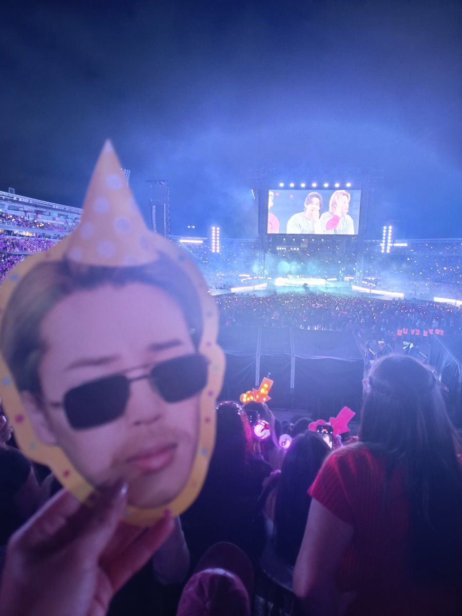 PJiminColombia's tweet photo. Gracias por recibir a Jimin con tanto amor. 💛

Hoy queremos agradecer de corazón a cada Jiminlover que recibió una de nuestras caritas, la levantó con orgullo y se unió a celebrar el cumpleaños de Jimin. 🥹🎂

Cada carita alzada, cada sonrisa y cada voz cantando “Feliz Cumpleaños” hizo que este momento fuera todavía más especial.🥹

Feliz cumpleaños, Jimin. 🎂💛
De parte de todos nosotros, con muchísimo amor. 🇨🇴

#JimtoberEnBogotá
#ElCampínLeCantaAJimin
#OurSingerJimin
#JiminNuestroCantante
#우리가수_지민
JIMTOBER EN COLOMBIA 🇨🇴
JIMIN LIGHTS UP BOGOTA