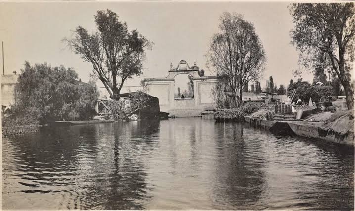 cronicabanqueta's tweet photo. ¿POR QUÉ SE LE LLAMA "LA VIGA" A LA COLONIA?
La zona y la Calzada de La Viga deben su nombre a una viga de madera colocada en la época virreinal sobre el antiguo canal para cobrar impuestos y controlar el paso de las embarcaciones.

Origen del nombre

El impuesto de la alcabala:
Los comerciantes que navegaban por el Canal de la Viga desde Xochimilco o Chalco tenían que pagar un impuesto llamado alcabala.

La viga de control:
Las autoridades ponían una gran viga de madera que cruzaba de un lado a otro del agua para impedir u obligar a detener el paso de las trajineras y canoas.

El paso bajo la viga:

Según relatos históricos, en algunos tramos los canoeros tenían que pasar tendidos boca arriba y empujar la lancha con las manos dependiendo del nivel del agua y de la posición de los puentes.

Con los años, el cauce del agua fue entubado y pavimentado, transformándose en la actual calzada y dando identidad a toda esta región histórica de la Ciudad de México.
#CronicasDeBanqueta
#arturotrejo