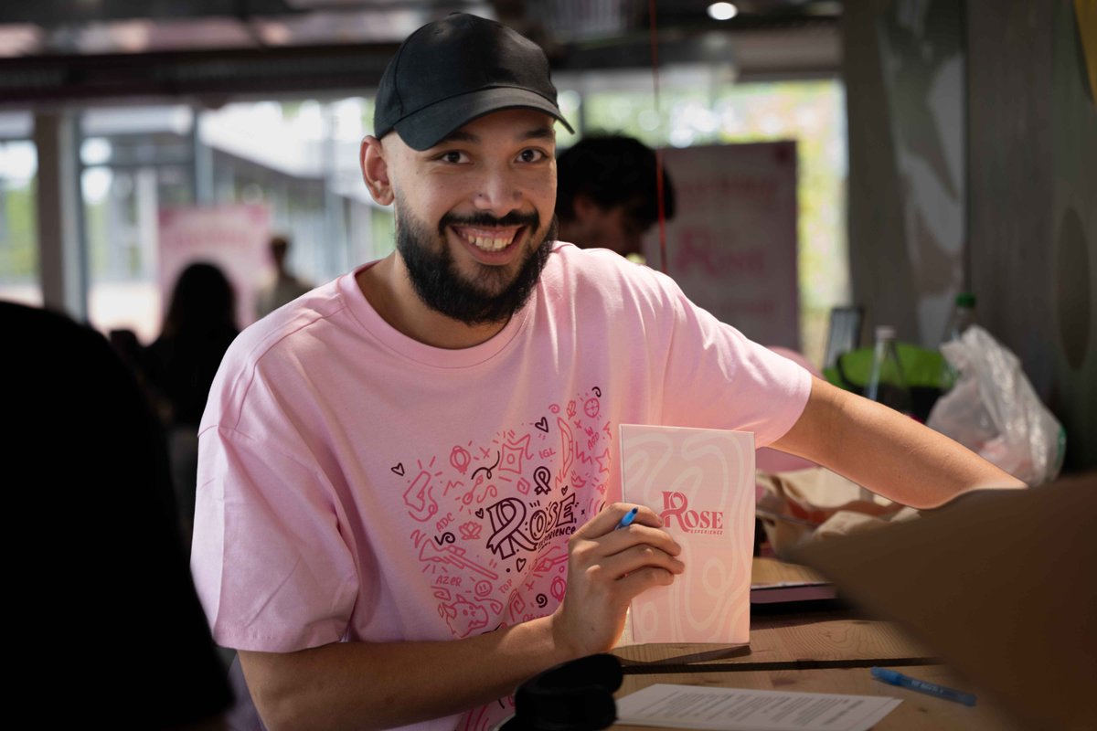 OservEsport's tweet photo. Le Rose Expérience bat son plein depuis hier soir! 

Merci à tous pour vos dons ce n'est que le début de l'événement!

On continue en live sur twitch jusqu'à demain. 

#OSVWIN #ROSEXP #Charity https://t.co/2468UrdVqz