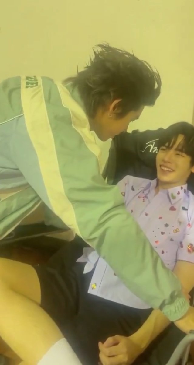 piiippeach's tweet photo. สิ่งแรกที่ขึ้นมาในหัวคือ ใช้โทสับรุ่นไรกันหรอ 55555555555555555555555555555 https://t.co/1STOce724M