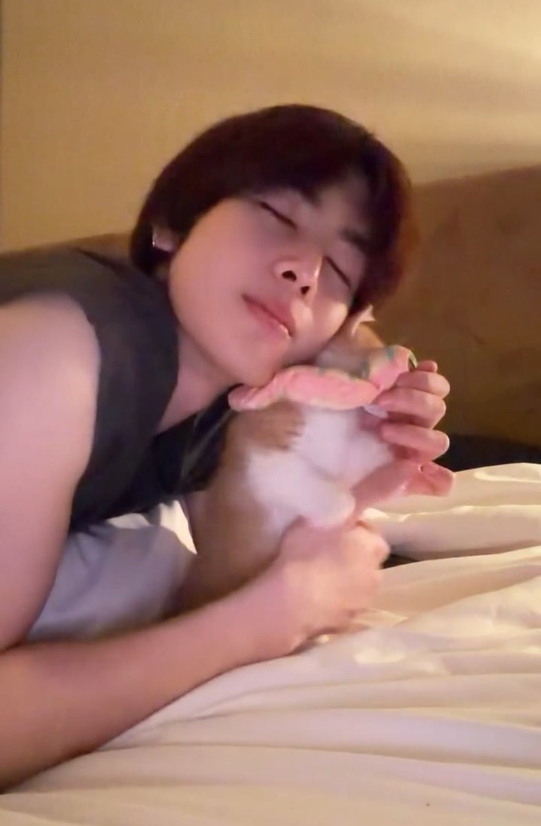 irisro4sa's tweet photo. The amount of cuteness aggression I have this is so cute 🥺 also  Felix and his papa are so pretty 🎀🩷 

#Santapp #Felixpp https://t.co/RWh24oxhGC