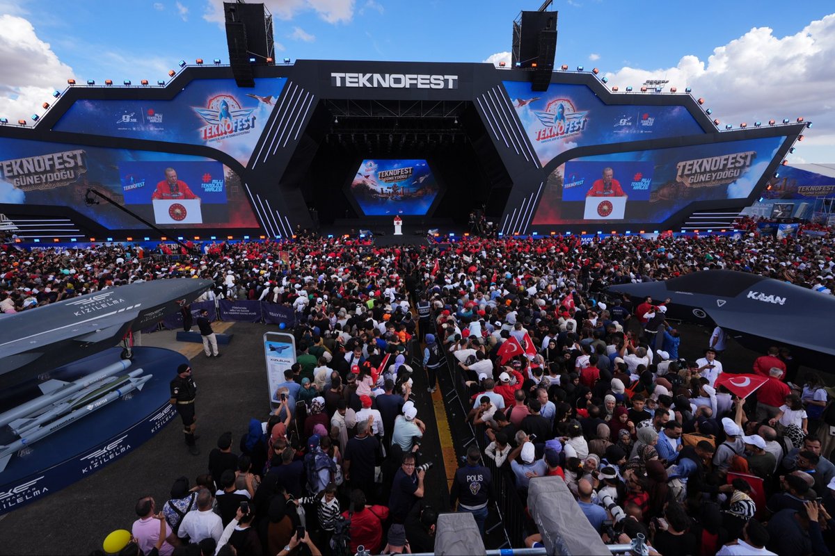 mfatihkacir's tweet photo. Cumhurbaşkanımız Sayın @RTErdogan Milli Teknoloji Hamlesi’nin büyük buluşması için #TEKNOFESTGüneydoğu’daydı.

2018’den bu yana gerçekleştirdiğimiz tüm TEKNOFEST’lerde gençlerimizi cesaretlendiren, ülkemizin “özgüven devrimine” liderlik eden Saygıdeğer Cumhurbaşkanımıza şükranlarımızı sunuyoruz.

Sayın Cumhurbaşkanımız, #TEKNOFEST Yarışmalarında dereceye giren gençlerimize ödüllerini takdim etti.

Şanlıurfa'ya TÜBİTAK eliyle kazandırdığımız Bilim Merkezi'nin açılışını yaptı.

Tam Bağımsız Türkiye idealimizden, Türkiye Yüzyılı hedeflerimizden asla taviz vermeyeceğiz.

Cumhurbaşkanımızın liderliğinde, ülkemizin geleceğini gençlerimizle birlikte inşa ediyoruz. 🇹🇷

📍Şanlıurfa
