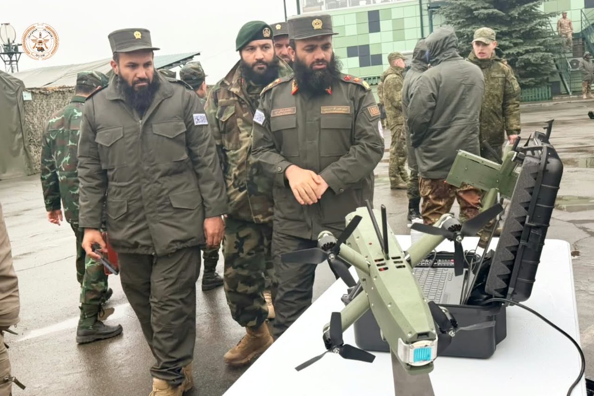 NasratMOD's tweet photo. د دفاع وزارت پوځي پلاوي د روسیې په «Center-2026» ستراتیژیکو پوځي تمریناتو کې ګډون وکړ

۱۴۴۸ هـ.ق د ربیع الثاني ۲۱مه

د روسیې فدراسیون په رسمي بلنه د ا.ا.ا د دفاع وزارت لوړپوړي پلاوي د عبدالله بن مسعود رض د جګړه‌ ایزو ګډو زده کړو قوماندانۍ قوماندان مولوي نصیب الله"مدني" په مشرۍ د روسیې هیواد په کوربتوب د «Center-2026» په ستراتیژیکو ګډو پوځي تمریناتو کې ګډون وکړ.

د دفاع وزارت پوځي پلاوي د تمریناتو د عملي پړاوونو له لیدنې سربېره، د درنو وسلو، بې‌پیلوټه الوتکو، لیرې واټن ویشتونکو توغندیو، روباټیک سیسټمونو او نورو عصري پوځي تجهیزاتو له نندارتون څخه هم لیدنه وکړه.

افغان پلاوي د یاد سفر په ترڅ کې د چین، هند، شمالي کوریا، ویتنام، کولمبیا، ازبکستان، تاجکستان او یو شمېر نورو هېوادونو له پوځي استازو سره د دوه‌اړخیزو اړیکو، پوځي تجربو، روزنې، مسلکي زده کړو او د ګډو همکاریو په اړه خبرې او د نظرونو تبادله وکړه.

#دفاع_وزارت