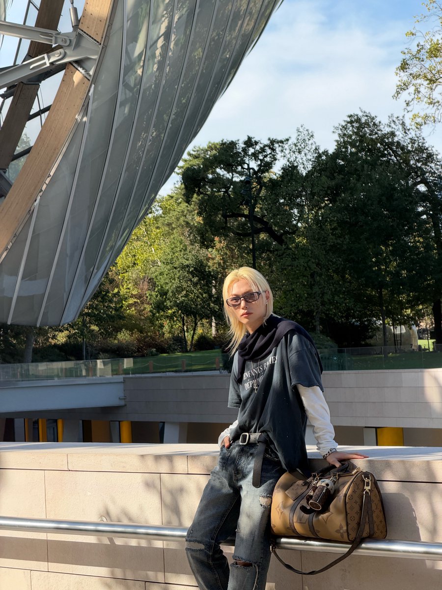 BbokRisma's tweet photo. FELIX has visited The Fondation Louis Vuitton, the world-class art museum and cultural center located in the Bois de Boulognein Paris, France.

FELIX ICÔNE DE LA MODE
#FELIXxLVSS27 #FELIX @LouisVuitton https://t.co/mvyAjQRBKo
