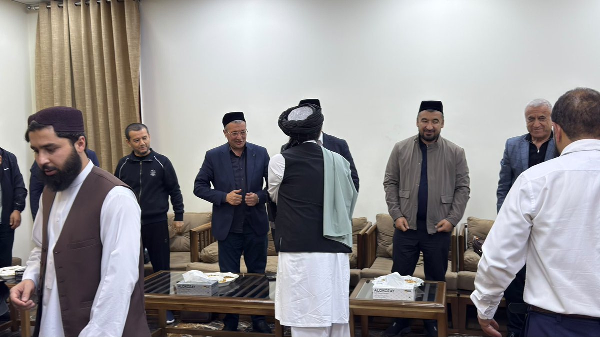 M_Qasim_Azzam's tweet photo. #مهم
سبا یوه ستره علمي غونډه کېږي؛ کابل د سترو علماوو کوربه‌توب کوي، د ازبکستان او د نړۍ له بېلابېلو برخو څخه مشهور علماء په لاره دي.
افغانستان په معنوي لحاظ د نړۍ د امامت پر لور روان دی، او ورو ورو داسې زمینه برابرېږي چې سیاسي قیادت هم خپل کړي.
موږ دې حالت ته ډېر نږدې یو؛ دا یوه عادي  غونډه نه، بلکې د یوه ستر بدلون د راڅرګندېدو نښه ده.