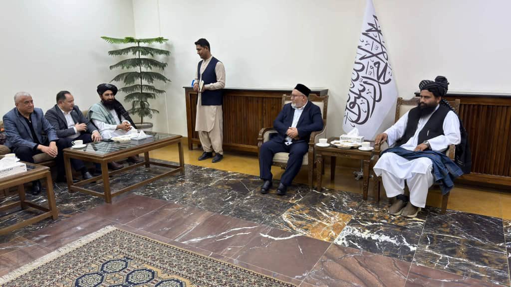 M_Qasim_Azzam's tweet photo. #مهم
سبا یوه ستره علمي غونډه کېږي؛ کابل د سترو علماوو کوربه‌توب کوي، د ازبکستان او د نړۍ له بېلابېلو برخو څخه مشهور علماء په لاره دي.
افغانستان په معنوي لحاظ د نړۍ د امامت پر لور روان دی، او ورو ورو داسې زمینه برابرېږي چې سیاسي قیادت هم خپل کړي.
موږ دې حالت ته ډېر نږدې یو؛ دا یوه عادي  غونډه نه، بلکې د یوه ستر بدلون د راڅرګندېدو نښه ده.