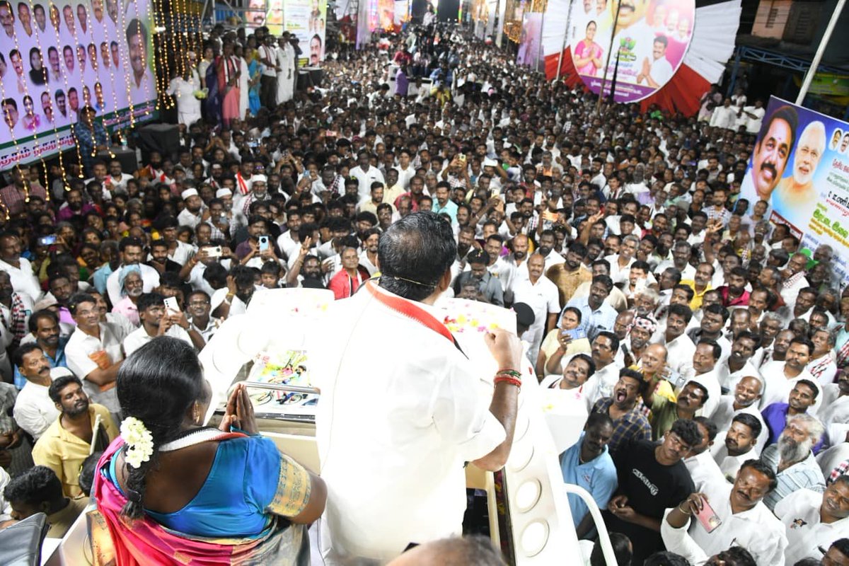 AIADMKOfficial's tweet photo. மாண்புமிகு கழகப் பொதுச் செயலாளர் புரட்சித் தமிழர் திரு. @EPSTamilNadu
அவர்கள்,

மதுராந்தகம் சட்டமன்ற தொகுதி, மதுராந்தகம் நகரத்தில் கழக வெற்றி வேட்பாளர் திருமதி. கணிதா சம்பத் அவர்களுக்கு “இரட்டை இலை” சின்னத்தில் வாக்கு சேகரித்தார்கள்.

#வெல்லட்டும்_இரட்டைஇலை 🌱
#AIADMK #Madurantakam #ByeElections
