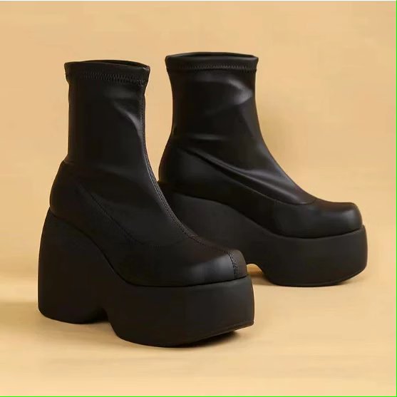 taechaa_73's tweet photo. aku rental sepatu boots kaya gini buat konser BTS day 2 &amp; day 3, ada yg mau ga yaa? punyaa aku pribadiii sepatunyaa https://t.co/QENuZpsxSd