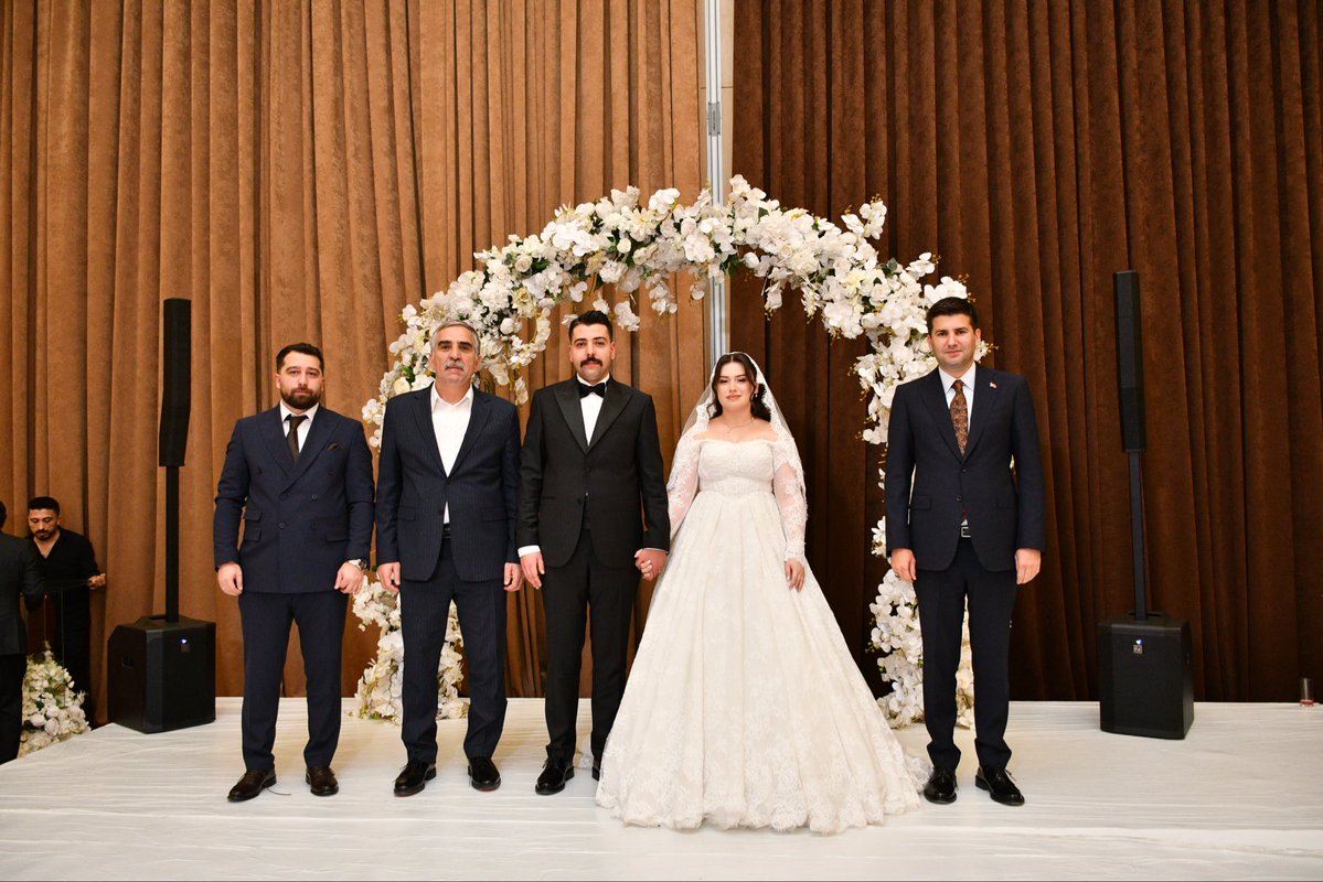 hberkeozdemir's tweet photo. Bu mutlu günümüzde bizleri yalnız bırakmayarak mutluluğumuza ortak olan ve nikâh merasimimizde şahitlik eden kıymetli Ülkü Ocakları Genel Başkanımız Sayın Ahmet Yiğit Yıldırım Beyefendi’ye ve Liderimiz Sayın Devlet Bahçeli Beyefendi’nin Başdanışmanı Sayın Eyüp Yıldız Beyefendi’ye teşekkürlerimi ve şükranlarımı arz ederim.🇹🇷
@ayyildirim1  @Eyupyildizlar
