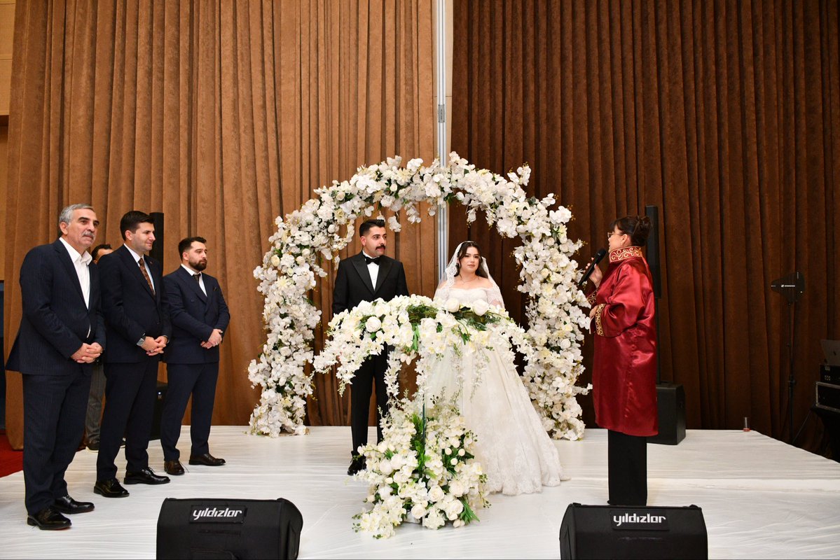 hberkeozdemir's tweet photo. Bu mutlu günümüzde bizleri yalnız bırakmayarak mutluluğumuza ortak olan ve nikâh merasimimizde şahitlik eden kıymetli Ülkü Ocakları Genel Başkanımız Sayın Ahmet Yiğit Yıldırım Beyefendi’ye ve Liderimiz Sayın Devlet Bahçeli Beyefendi’nin Başdanışmanı Sayın Eyüp Yıldız Beyefendi’ye teşekkürlerimi ve şükranlarımı arz ederim.🇹🇷
@ayyildirim1  @Eyupyildizlar
