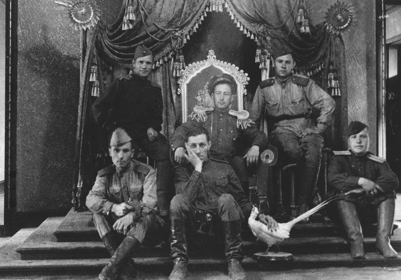 chvk_irlandets's tweet photo. Soviet paratroopers sitting on the throne of the last Emperor of China, Puyi, who governed over the Japanese puppet of Manchuko. His 'empire' was invaded, and crumbled in a matter of days. The photo was taken August 20th, Puyi was captured August 16th.

Manchuria, September 1945 https://t.co/j2WdFx8FkZ