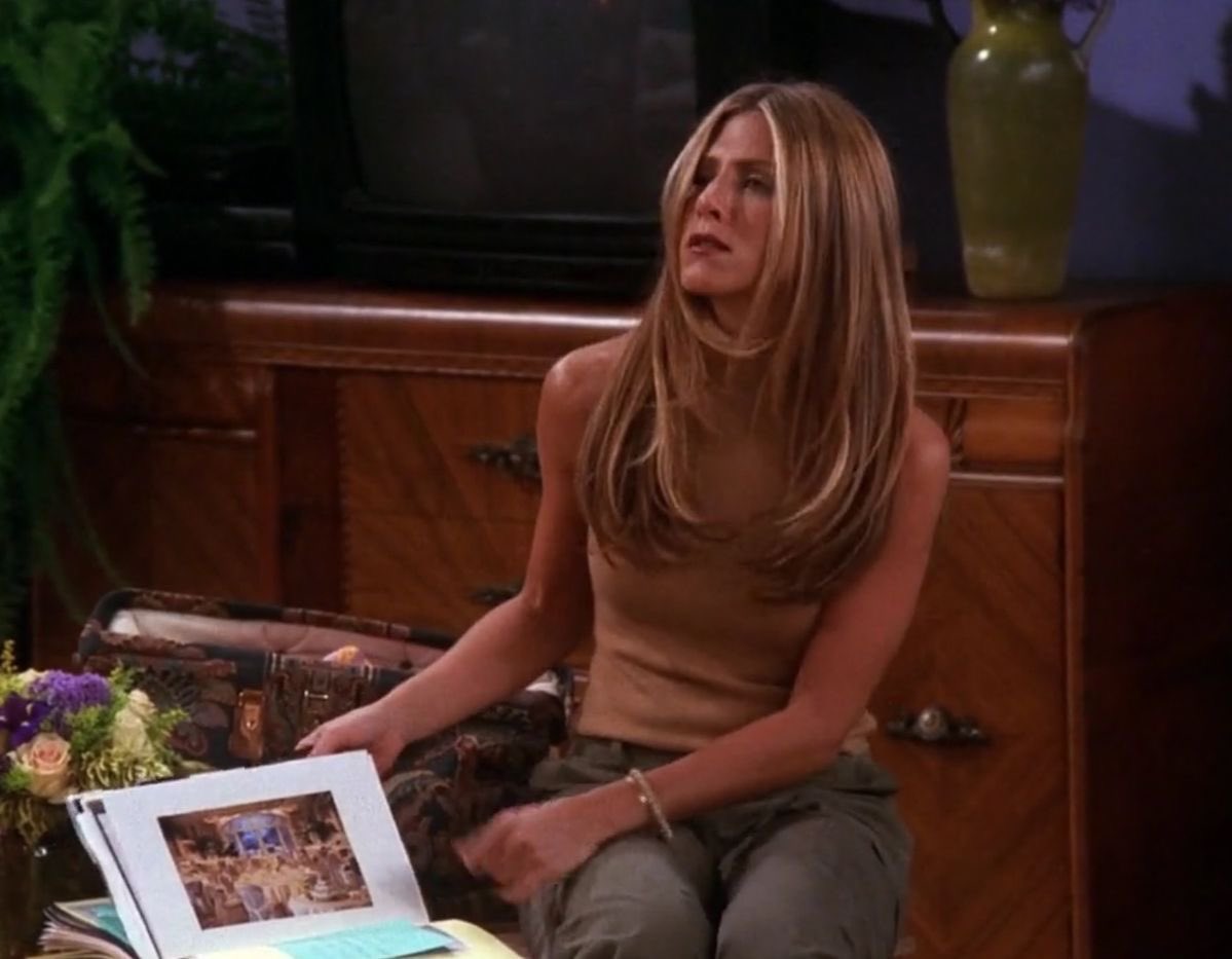 wascrivodizain's tweet photo. uomini credono che vogliamo gli addominali e i bicipiti ma in realtà vogliamo stile e capelli di Rachel Green https://t.co/wfM9ZkZ5Dn