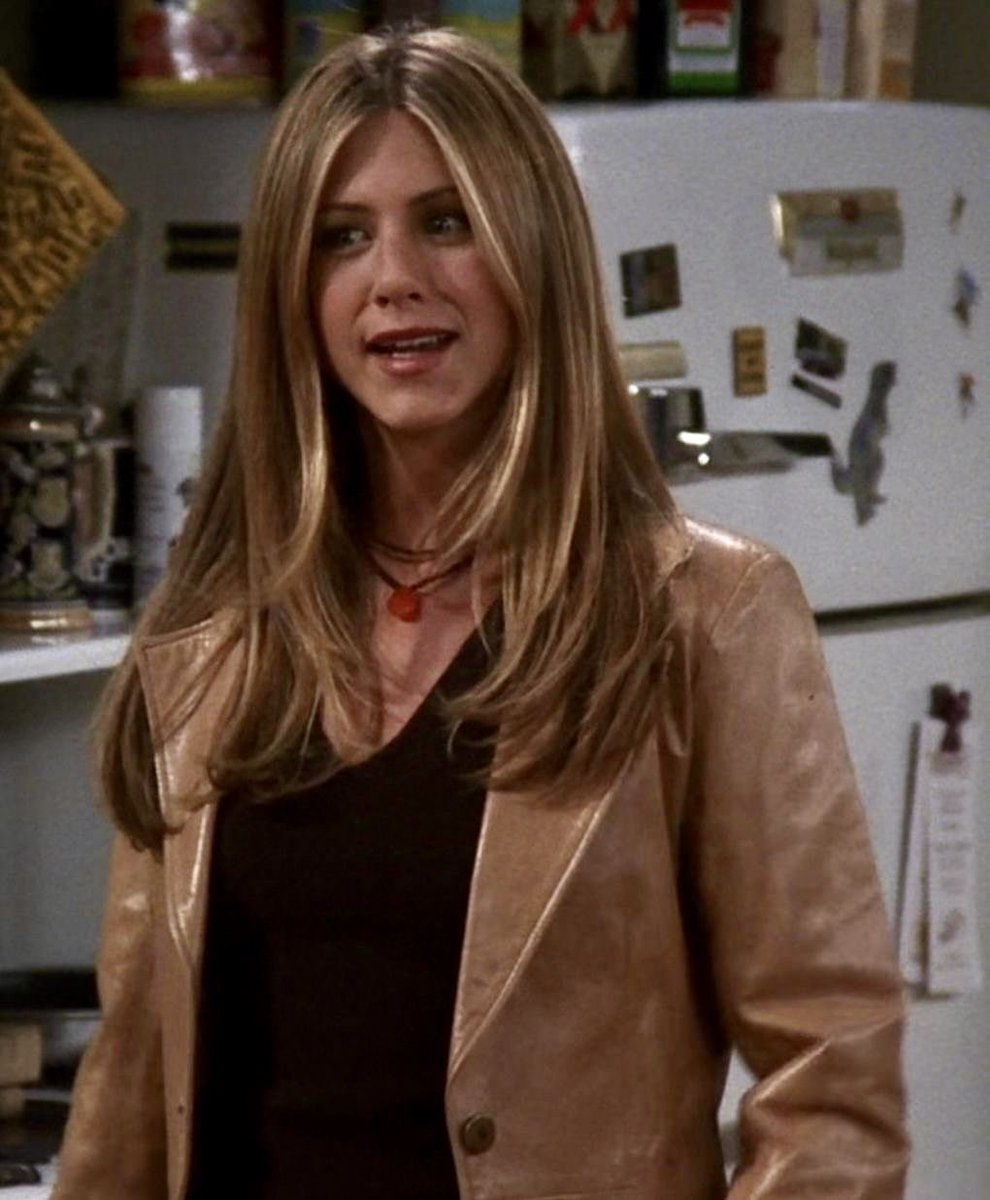 wascrivodizain's tweet photo. uomini credono che vogliamo gli addominali e i bicipiti ma in realtà vogliamo stile e capelli di Rachel Green https://t.co/wfM9ZkZ5Dn