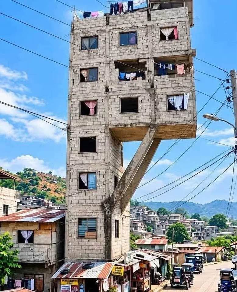 Tunex01's tweet photo. Which is safer? 
Downstairs or upstairs?🤔 https://t.co/k1bJloJTf0