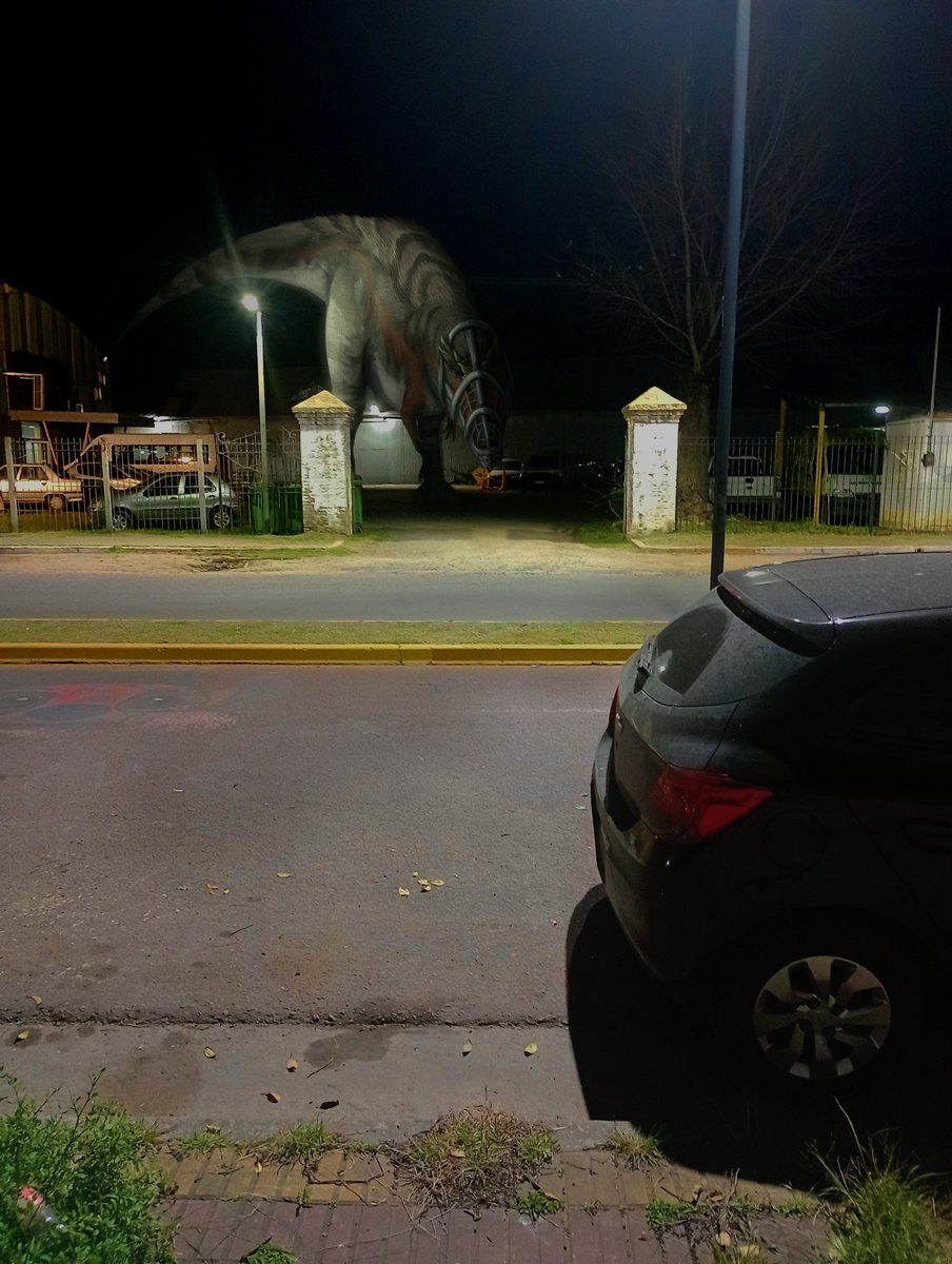 AbigailDX1's tweet photo. MAPUSAURUS
The owner of the place increased security with a huge guard; many are afraid of him, but I feel sorry for him... He has a sad look;he must be tired of wearing that makeshift welded metal muzzle

#Art #ArtistOnTwitter #mapusaurus #dinosaurs #dinosaur  #horror #HorrorArt https://t.co/HARcKc9o29