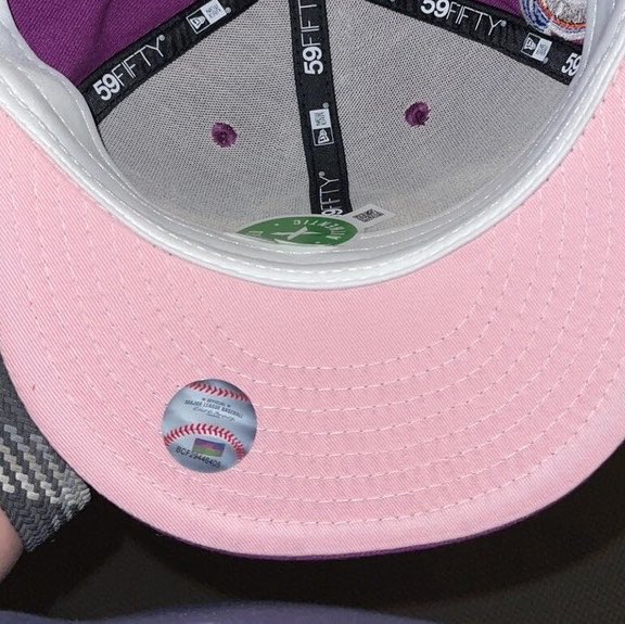 ArabLincoln's tweet photo. The hologram hit on the outsole a nod to hologram baseball sticker 🧐 https://t.co/VaAWbjNVl7