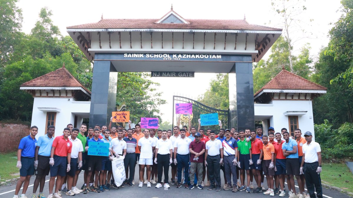 DefencePROTvm's tweet photo. #SainikSchoolKazhakootam joins #SpecialCampaign6.0 with cadets, teachers, staff and families, promoting Swachhata, cleanliness and environmental responsibility. The campaign affirms commitment to a clean, green and sustainable campus for the future generations. #SwachhataHiSeva

#MoD
#SainikSchool
#SSKOBA
#PIB