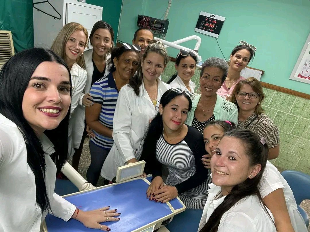 mariposav92p's tweet photo. Con manos llenas de cuidado,
y una sonrisa por brindar,
ustedes, con dedicación,
ayudan a la salud mejorar.
Profesionales de gran entrega,
que alivian, cuidan y dan bienestar,
hoy celebramos su hermosa labor
y les queremos felicitar.
¡Feliz Día ! https://t.co/2scNFQeTez