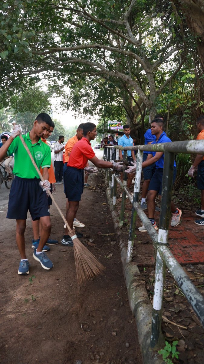 DefencePROTvm's tweet photo. #SainikSchoolKazhakootam joins #SpecialCampaign6.0 with cadets, teachers, staff and families, promoting Swachhata, cleanliness and environmental responsibility. The campaign affirms commitment to a clean, green and sustainable campus for the future generations. #SwachhataHiSeva

#MoD
#SainikSchool
#SSKOBA
#PIB