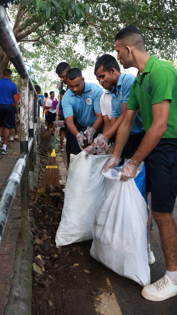 DefencePROTvm's tweet photo. #SainikSchoolKazhakootam joins #SpecialCampaign6.0 with cadets, teachers, staff and families, promoting Swachhata, cleanliness and environmental responsibility. The campaign affirms commitment to a clean, green and sustainable campus for the future generations. #SwachhataHiSeva

#MoD
#SainikSchool
#SSKOBA
#PIB