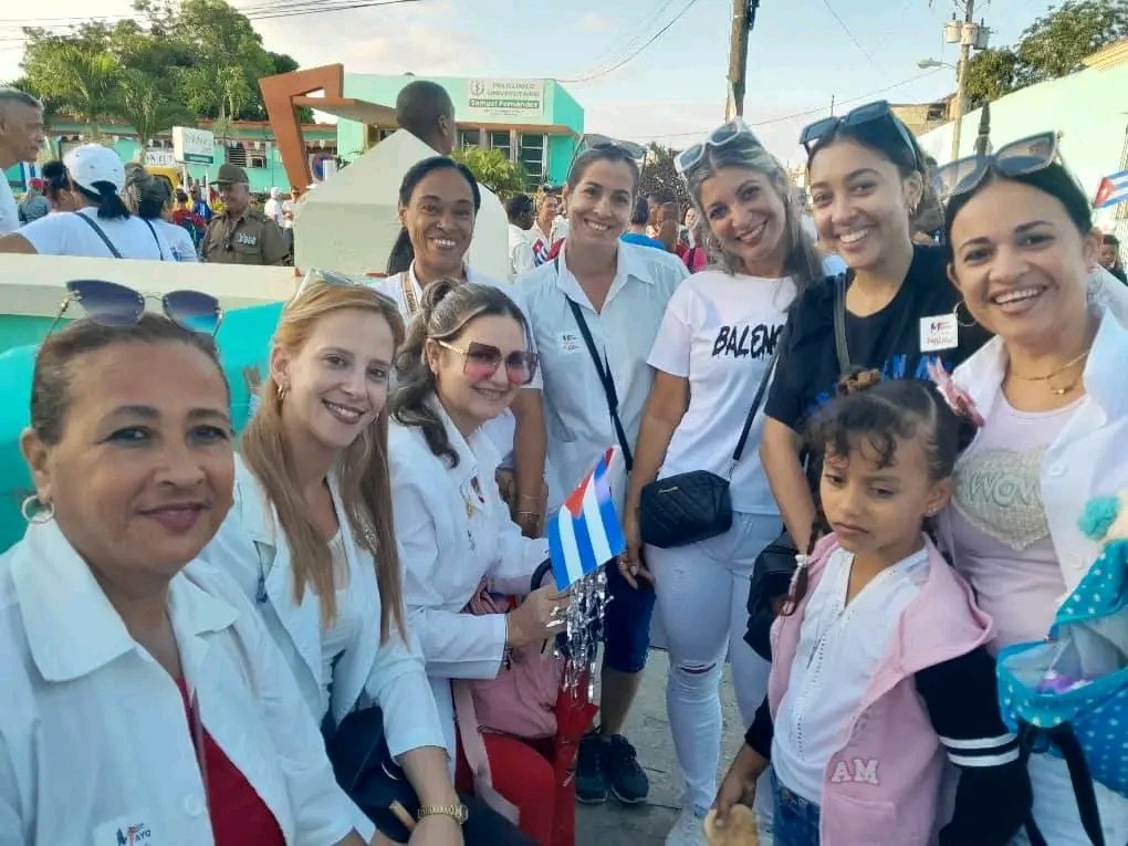 mariposav92p's tweet photo. Con manos llenas de cuidado,
y una sonrisa por brindar,
ustedes, con dedicación,
ayudan a la salud mejorar.
Profesionales de gran entrega,
que alivian, cuidan y dan bienestar,
hoy celebramos su hermosa labor
y les queremos felicitar.
¡Feliz Día ! https://t.co/2scNFQeTez