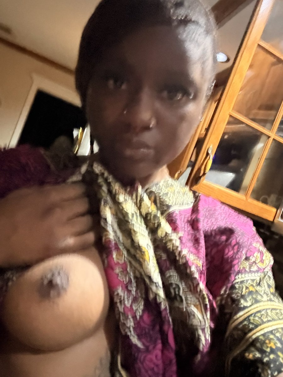 makingyoubuss's tweet photo. Who’s gunna suck on my tittys ?
#titty #horny #ebony #slut #freak https://t.co/mWgxaxZDeC