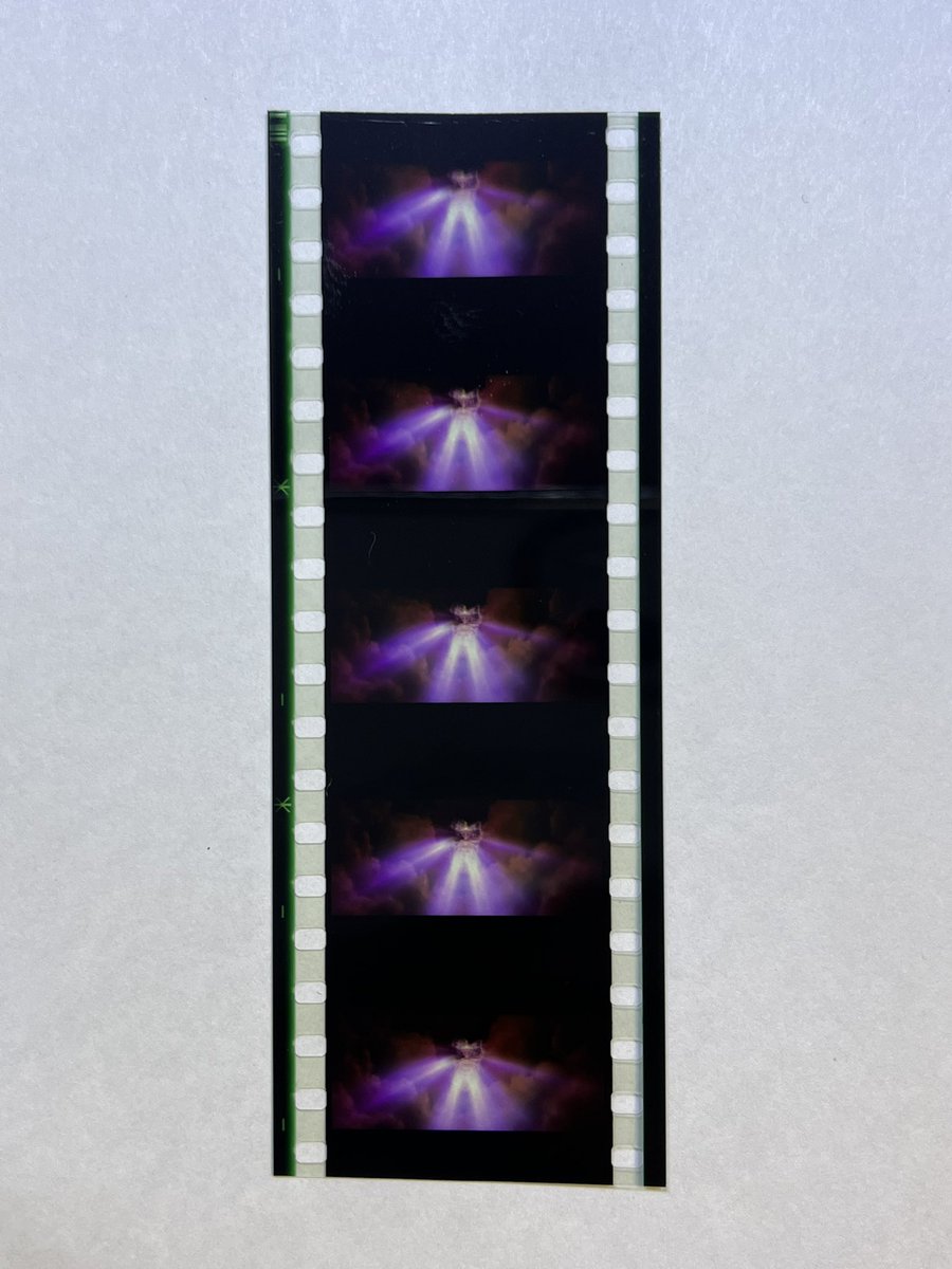 Matka0807's tweet photo. 3回の鑑賞でキャラが映っているものは引けず

SNSには、大当たりか逆にネタ的には面白いものばかりなのですが、たいていはこんな感じの背景のみが多い、、、はず！

1枚目と2枚目
どのシーンか思い出せず

3枚目
漢字の主張が強い
ちょっと色があるだけまだ良い？

#ワルプルギスの廻天フィルム選手権 https://t.co/QODf9vxdhO