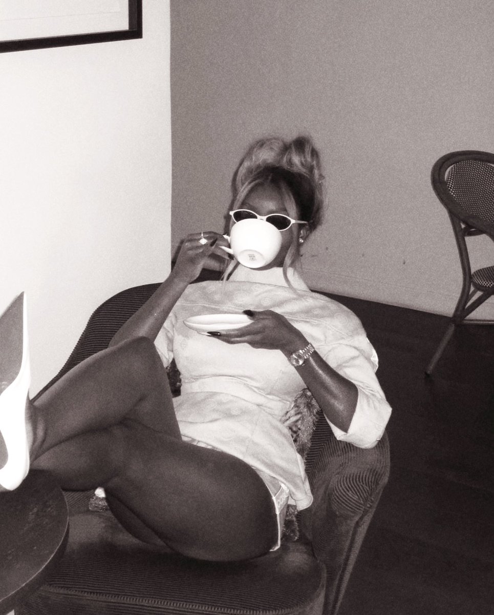 TheGoodM00's tweet photo. The definition of unbothered and effortlessly chic. 

#OlandriaxCasablancaSS27 https://t.co/s0lQc9Pc40