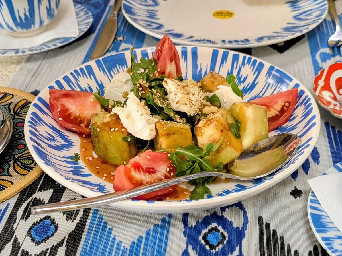 Leitzel_ff14's tweet photo. 飯もうまい！シャシリク(串焼き肉)はいろんなとこで食った。揚げナスのサラダはナスがカリカリで美味、隠れオススメメニュー。適当に入った店の何の変哲もないポテトがカリホクの完璧な仕上がりで意味分からんうまさ。湿度低いから揚物うまいんか？モヒートはフルーツいっぱい、1Lで飲みまくれる。 https://t.co/7jVwSMrrW7