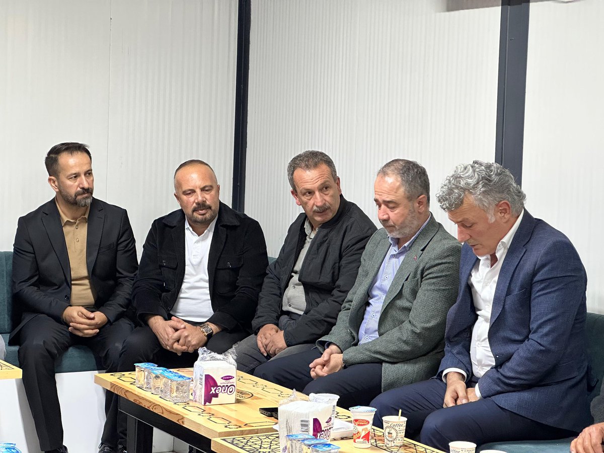akpartitokat's tweet photo. 📍 Almus

Almus Belediye Başkanı Bekir Özer’in vefat eden kayınpederi merhum Şinasi Oğuz için taziye ziyaretinde bulunduk.

Merhuma Allah’tan rahmet; ailesine, yakınlarına ve sevenlerine sabır ve başsağlığı diliyoruz. https://t.co/kldT2EAFra