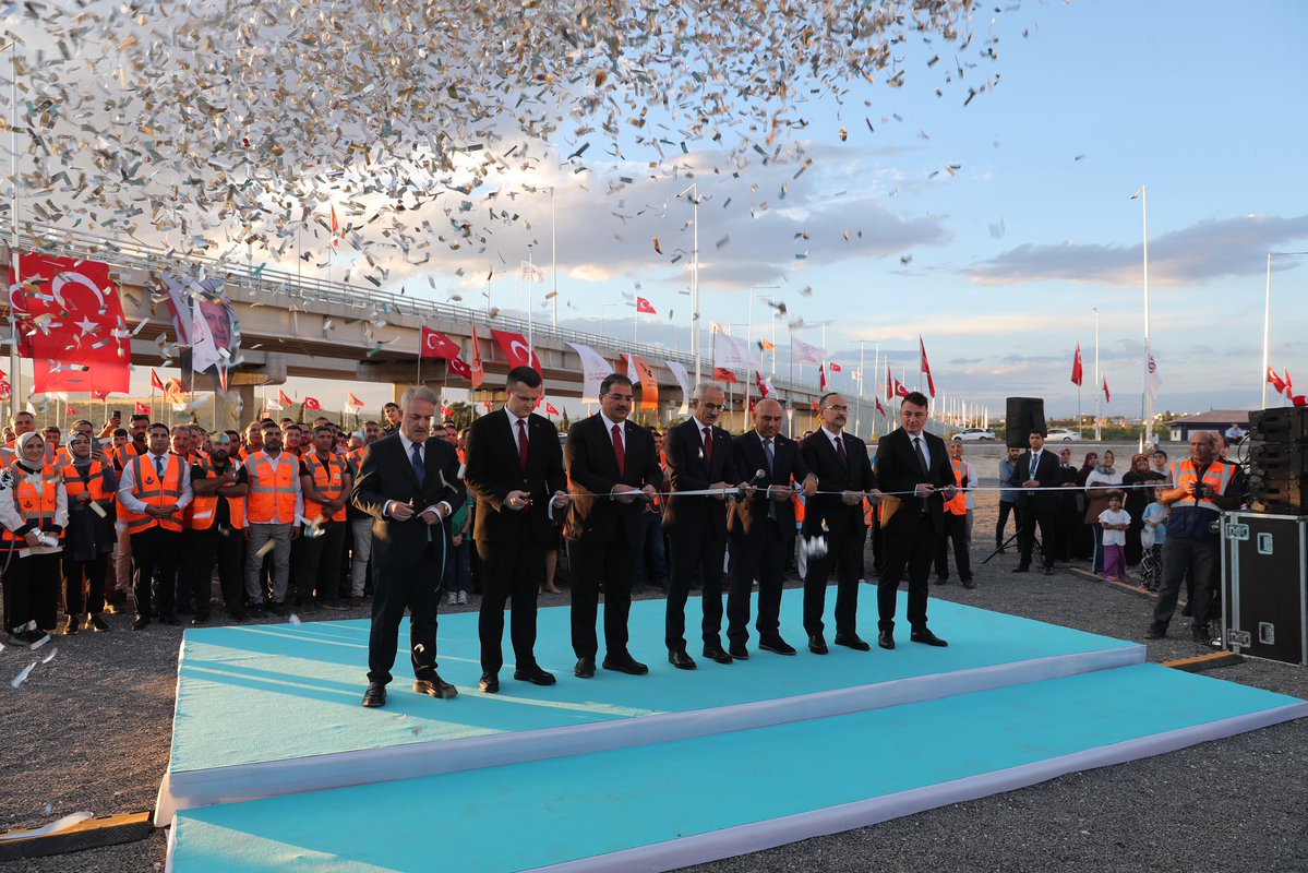 mcanpolatnet's tweet photo. Şanlıurfa’mızın ulaşımına değer katacak önemli bir yatırımı daha hizmete aldık. 

Cumhurbaşkanımız Sayın Recep Tayyip Erdoğan’ın gerçekleştirdiği canlı bağlantıyla; Ulaştırma ve Altyapı Bakanımız Sayın Abdulkadir Uraloğlu, Azerbaycan Türkiye Büyükelçisi Sayın Reşad Aslanov, Karayolları Genel Müdürü Sayın Ahmet Gülşen, Karayolları Bölge Müdürü Sayın İlker Travaç, ÖDF İnşaat Yönetim Kurulu Başkanı Sayın Orhan Fatih Yılmaz ve Şanlıurfa Vali Yardımcımız Sayın Metehan Toy ile birlikte Azerbaycan Bulvarı Köprülü Kavşağı’nın açılışını gerçekleştirdik.

Şanlıurfa’mıza kazandırılan bu önemli yatırım için Sayın Cumhurbaşkanımıza ve Sayın Bakanımıza teşekkür ediyor, şehrimize ve hemşehrilerimize hayırlı, uğurlu olmasını diliyorum.

@RTErdogan 
@a_uraloglu