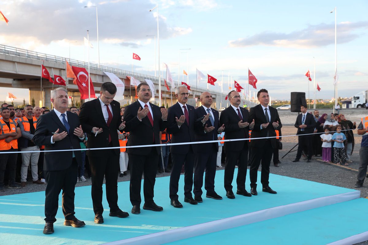 mcanpolatnet's tweet photo. Şanlıurfa’mızın ulaşımına değer katacak önemli bir yatırımı daha hizmete aldık. 

Cumhurbaşkanımız Sayın Recep Tayyip Erdoğan’ın gerçekleştirdiği canlı bağlantıyla; Ulaştırma ve Altyapı Bakanımız Sayın Abdulkadir Uraloğlu, Azerbaycan Türkiye Büyükelçisi Sayın Reşad Aslanov, Karayolları Genel Müdürü Sayın Ahmet Gülşen, Karayolları Bölge Müdürü Sayın İlker Travaç, ÖDF İnşaat Yönetim Kurulu Başkanı Sayın Orhan Fatih Yılmaz ve Şanlıurfa Vali Yardımcımız Sayın Metehan Toy ile birlikte Azerbaycan Bulvarı Köprülü Kavşağı’nın açılışını gerçekleştirdik.

Şanlıurfa’mıza kazandırılan bu önemli yatırım için Sayın Cumhurbaşkanımıza ve Sayın Bakanımıza teşekkür ediyor, şehrimize ve hemşehrilerimize hayırlı, uğurlu olmasını diliyorum.

@RTErdogan 
@a_uraloglu