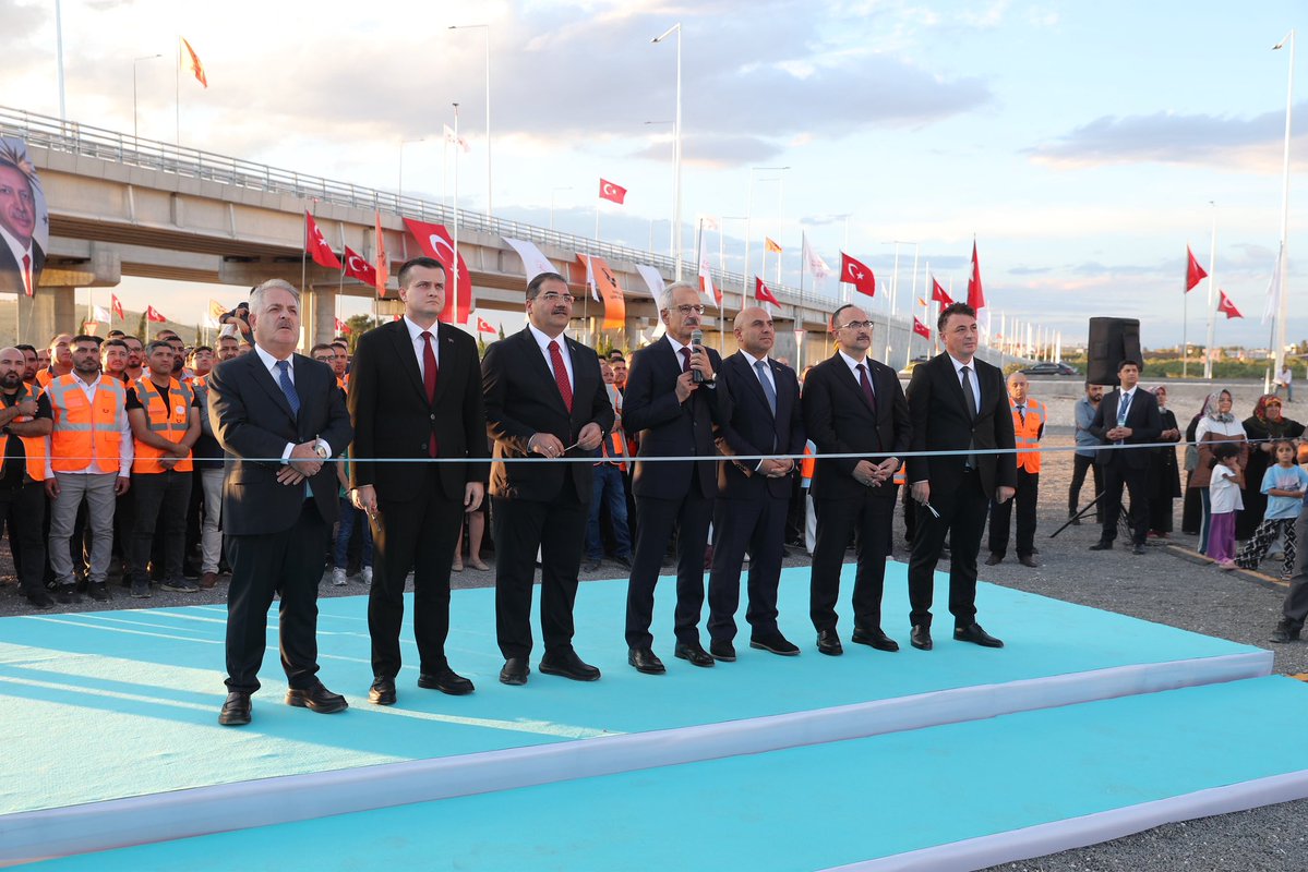 mcanpolatnet's tweet photo. Şanlıurfa’mızın ulaşımına değer katacak önemli bir yatırımı daha hizmete aldık. 

Cumhurbaşkanımız Sayın Recep Tayyip Erdoğan’ın gerçekleştirdiği canlı bağlantıyla; Ulaştırma ve Altyapı Bakanımız Sayın Abdulkadir Uraloğlu, Azerbaycan Türkiye Büyükelçisi Sayın Reşad Aslanov, Karayolları Genel Müdürü Sayın Ahmet Gülşen, Karayolları Bölge Müdürü Sayın İlker Travaç, ÖDF İnşaat Yönetim Kurulu Başkanı Sayın Orhan Fatih Yılmaz ve Şanlıurfa Vali Yardımcımız Sayın Metehan Toy ile birlikte Azerbaycan Bulvarı Köprülü Kavşağı’nın açılışını gerçekleştirdik.

Şanlıurfa’mıza kazandırılan bu önemli yatırım için Sayın Cumhurbaşkanımıza ve Sayın Bakanımıza teşekkür ediyor, şehrimize ve hemşehrilerimize hayırlı, uğurlu olmasını diliyorum.

@RTErdogan 
@a_uraloglu