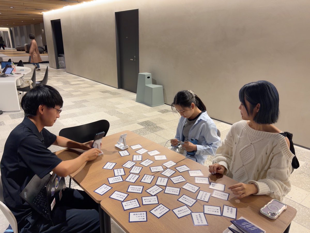 rsec_2020's tweet photo. 10月4日に行われる「第1回 大学対抗！重力カルタ選手権」の決勝戦に向け、サークル内で体験会・予選会を行いました！

メンバーからは「楽しい!」「決勝が待ちきれない!」との声が上がっています！

#PR #重力かるた選手権 #重力かるた #重力の日 #かるた協賛 https://t.co/2kbCEFIdLL