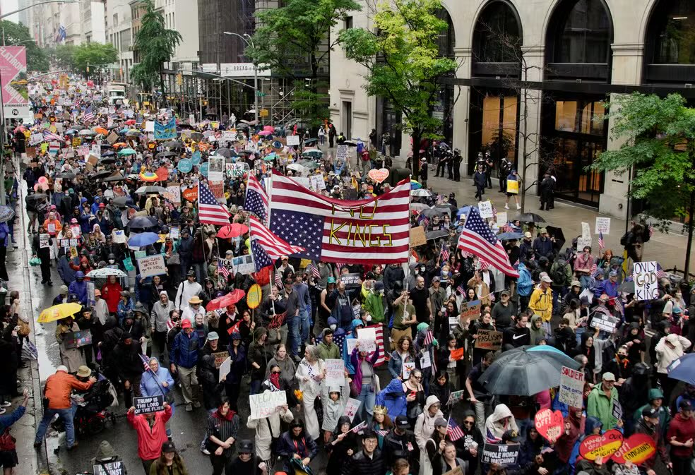 _RickePST's tweet photo. @sparkingbr Kd a porra da bandeira do Brasil? Isso é um protesto de americanos contra Trump. Que vontade de ser capacho de americano. Seja NACIONALISTA, pense no SEU país primeiro que está destruído por esta corja de petistas ladrões. https://t.co/97XODuyeiK