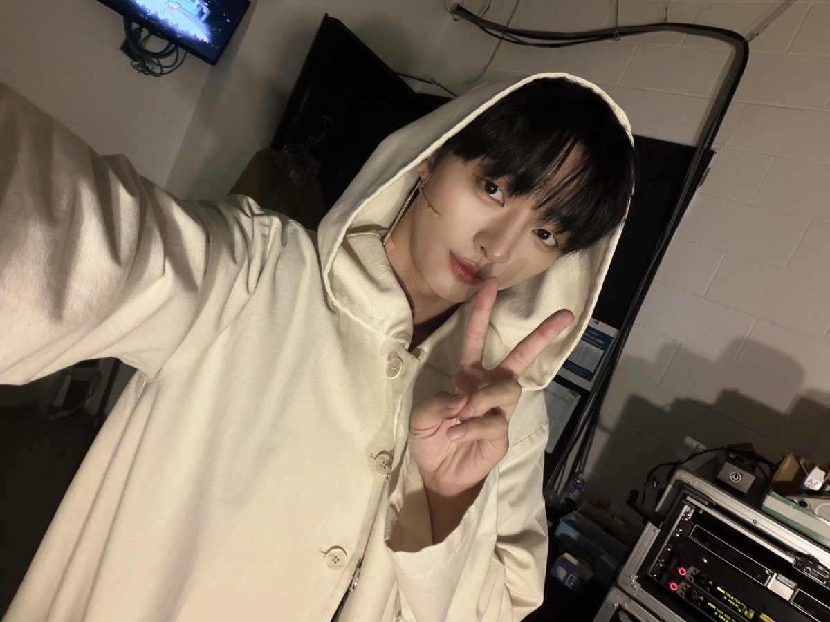 gotbob92's tweet photo. 오른쪽 무대에서 로지나 마르타 빼꼼 눈치보고 등장 ! 천쪼가리 훔쳐서 사라짐 ㅋㅋㅋ 그럴일 없겟지만 혹시나 스텝꼬일까바 천쪼가리 놓칠까바 눈에 힘 빡주고 봄 👀
빼꼼하고 등장하는 거 D구역1열에 앉았을때 첨보구 확실히 D구역은 디테일 발견하는 재미가 있어 ㅇㅇ했던 / 후드착도 넘 존잘이여요 https://t.co/bJt9Jr3wmN