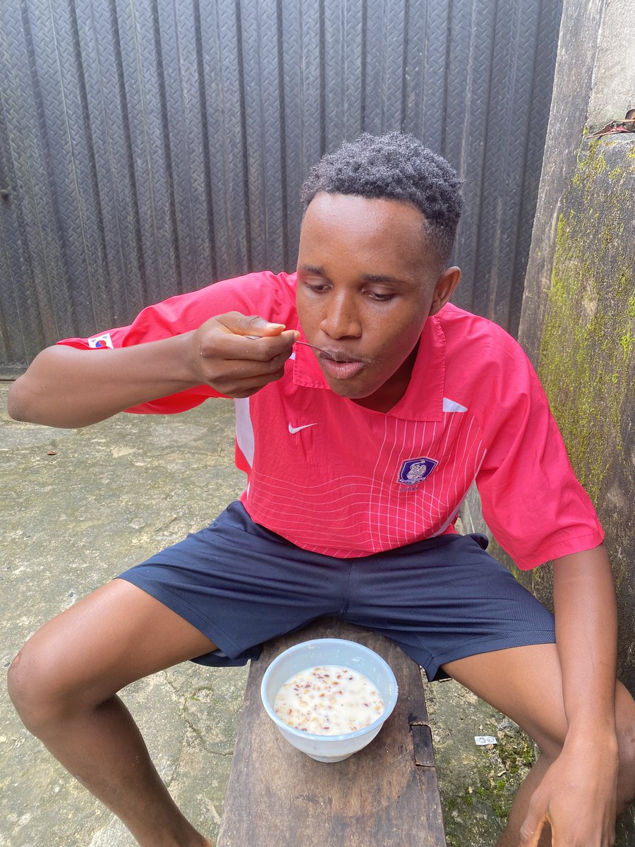 Chibz_Phil's tweet photo. I have tasted it myself, and I can confirm it. Garri with rain water really hits different. 😭😂 https://t.co/WTTKbREdIT