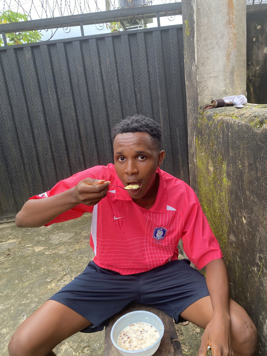 Chibz_Phil's tweet photo. I have tasted it myself, and I can confirm it. Garri with rain water really hits different. 😭😂 https://t.co/WTTKbREdIT
