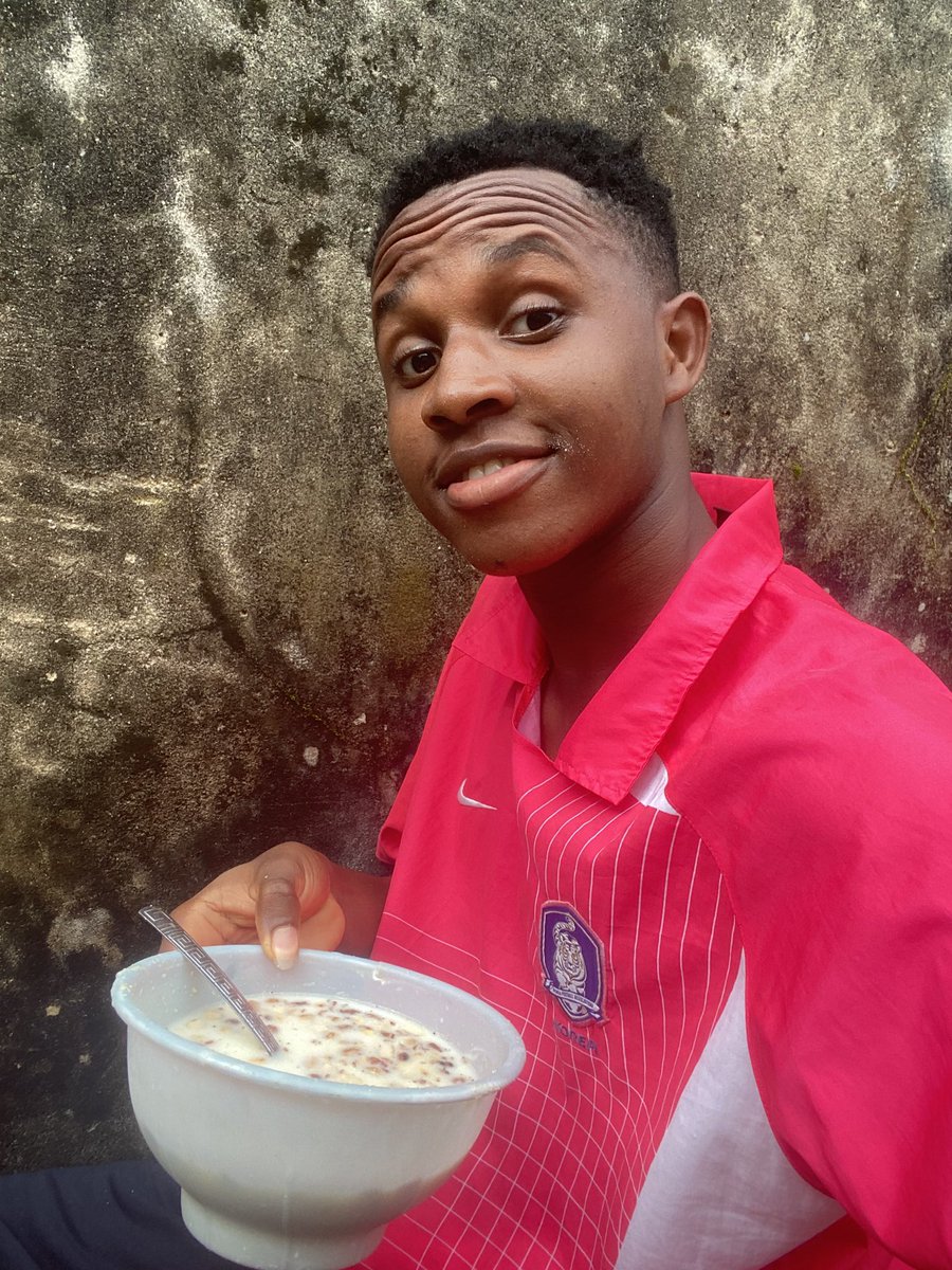 Chibz_Phil's tweet photo. I have tasted it myself, and I can confirm it. Garri with rain water really hits different. 😭😂 https://t.co/WTTKbREdIT