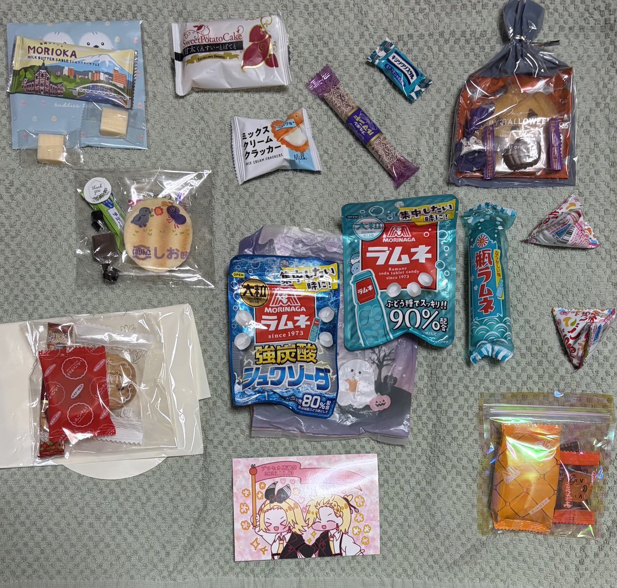 jikounotonari's tweet photo. 今日会ってくれたみんな😭😭
本当にありがとう！！！
たくさんのグッズとお菓子も🫶🫶🫶
素テンションでめちゃめちゃぐいぐいしてしちゃったのに、優しくお話ししてくれたり連番してくれたりありがとう！
きっと来年の感謝祭にまた出没すると思うのでもしあってもいいよって方いたらあってね！ https://t.co/WlinRQsXMj