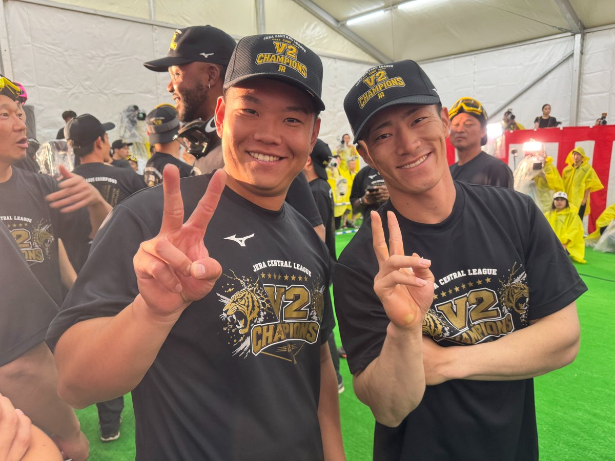 TigersDreamlink's tweet photo. 育成時代から切磋琢磨した二人も！
大騒ぎのビールかけ！⑥

#虎VV2026
#阪神タイガース
#熱覇
#連覇 https://t.co/6jMUsdYxoo