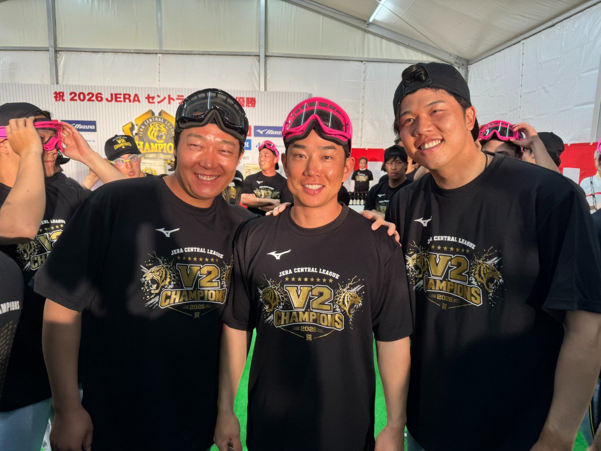 TigersDreamlink's tweet photo. 育成時代から切磋琢磨した二人も！
大騒ぎのビールかけ！⑥

#虎VV2026
#阪神タイガース
#熱覇
#連覇 https://t.co/6jMUsdYxoo