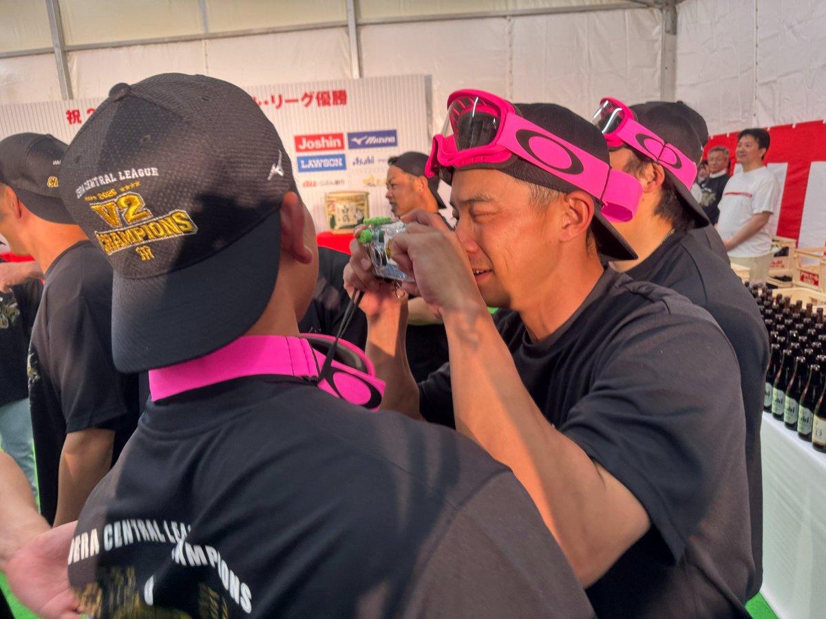 TigersDreamlink's tweet photo. 育成時代から切磋琢磨した二人も！
大騒ぎのビールかけ！⑥

#虎VV2026
#阪神タイガース
#熱覇
#連覇 https://t.co/6jMUsdYxoo