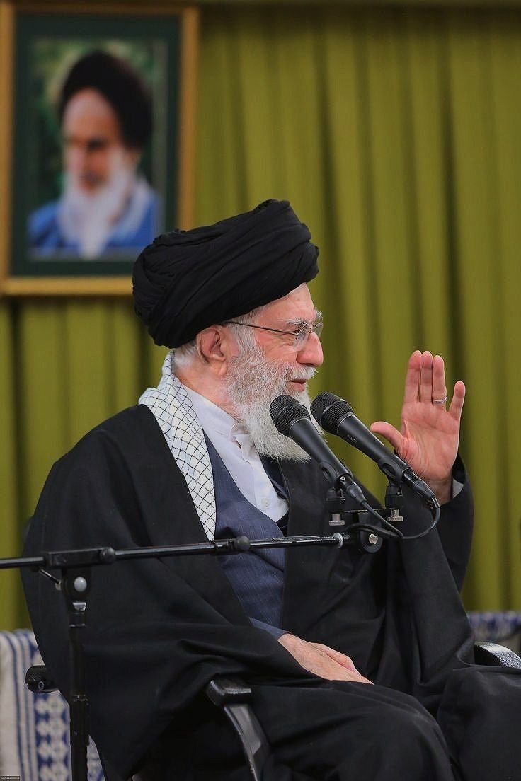 zosafakh's tweet photo. غم‌هایی هست که کوه‌ها را می‌شکند؛
اما انســـان مؤمــن را نمی‌توانـد بشکند.
راه را بایـــــد ادامـــــــــــه داد... 

#شهیدسیدعلی‌خامنه‌ای https://t.co/P5E6mQ3rfs