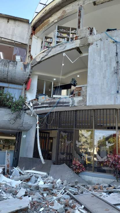 Adrivillegas's tweet photo. Día 55. En la U Libre de Pereira colapsó parte de un edificio. El 63% del campus de la UTP se averió. La UManizales evacuó un bloque y la UCaldas varios. La UCatólica y la UNal están muy afectadas. ¿Algún plan de Mineducación? ¿Cuánto tarda reconstruir toda esta infraestructura? https://t.co/GMPk6aNvKK
