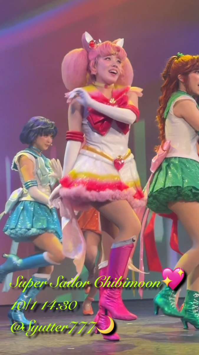 Three performers in Sailor Moon costumes dance on stage, with the central figure in a Chibi Moon outfit captioned 'Super Sailor Chibimoon', '10/1 14:30', and '@Syutter777'.