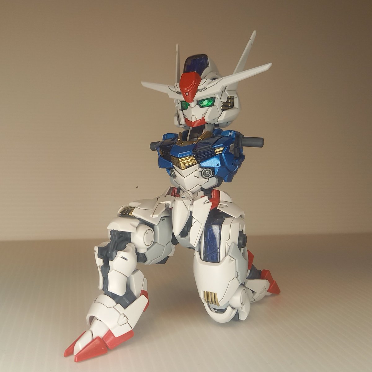 elfinvanpelt's tweet photo. MGSDエアリアル、両足まで完成しました！

下腹部の装甲が上がるギミックがあって、何だろと思ってたんですが、膝立ちする時のギミックでした。(上げずにポーズとったら装甲跳んできました。。)

ちなみに30MSよりも、背が低かったです。

#ガンプラ製作中
#エアリアル https://t.co/EsFyoO0rIL